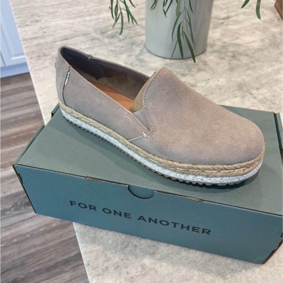 Tom’s shoes - Picture 1 of 2